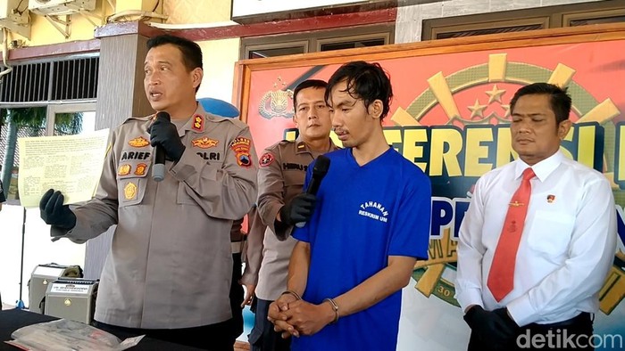 Tersangka dukun palsu di Mapolres Pekalongan, Jumat (26/8/2022).