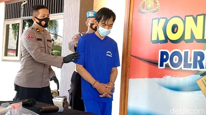 Tersangka dukun palsu di Mapolres Pekalongan, Jumat (26/8/2022).