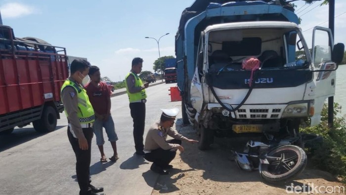 Truk di Gresik tabrak motor yang ditumpangi satu keluarga