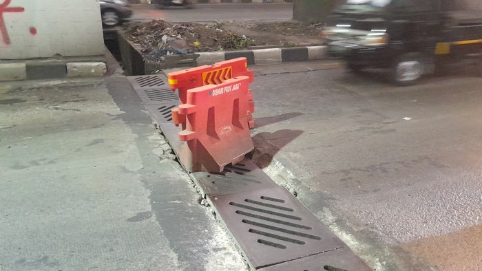 Tutup got di underpass Jalan Sholeh Iskandar (Sholis) Kota Bogor rusak.