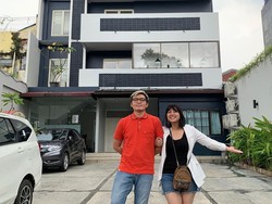 Tya Ariestya bersama dengan suaminya, Irfan Ratinggang memiliki usaha sampingan berupa kontrakan. Melalui akun Instagramnya, Tya sempat terlihat memamerkan kontrakan miliknya itu. Kontrakan milik Tya terlihat memiliki desain yang estetik dengan didominasi warna abu-abu. Foto: Instagram/@tya_ariestya