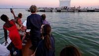 Karena letak bioskop terapung yang agak jauh dari tepi pantai, warga harus menggunakan kapal untuk mencapai lokasi.