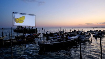 Begini Sensasi Unik Nonton Bioskop Terapung di Italia