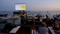 Acara nonton film yang berlangsung di bioskop terapung di perairan laguna Venesia itu digelar dengan tema Floating Cinema – Unknown Waters.