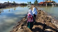 Oleh karena itu, demi keamanan dan tetap berlangsungnya proses belajar, Nelly mengatakan murid-muridnya begitu membutuhkan sepatu bot agar kaki-kaki kecil mereka tidak terluka.