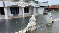 Nuraini jadi siswa yang begitu merasakan sulitnya berangkat sekolah menerjang lumpur dengan kaki telanjang. Saat belajar pun dia harus selalu siaga kalau-kalau air rob meninggi hingga menyebabkan dirinya harus pindah belajar ke masjid sebelah yang posisinya lebih tinggi.