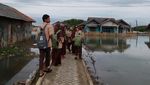 Kerja Keras Perbaiki Pendidikan di Tengah Banjir Rob Muara Gembong