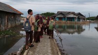 “Untuk akses susah ketika terjadi pasang air, kita harus menyebrang sungai trus nyebrang lagi untuk menghindari beberapa titik pasangnya cukup tinggi. Terkadang khawatir terpeleset dan tertiup angin ketika menyebrang itu,” jelas alumnus UIN Walisongo Semarang ini.