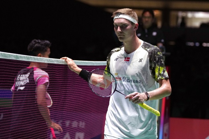 Viktor Axelsen, right, of Denmark is celebrated by Anthony Sinisuka Ginting of Indonesia after a badminton game of the mens singles quarterfinal in the BWF World Championships in Tokyo Friday, Aug. 26, 2022.(AP Photo/Shuji Kajiyama)