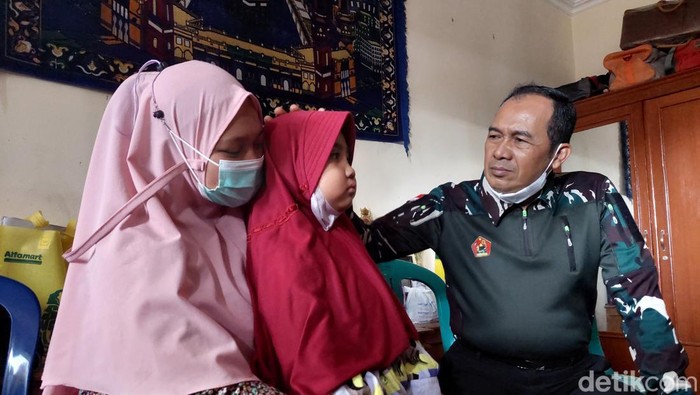 Wali Kota Cimahi Ngatiyana saat menjenguk Maura Ramadhanty.