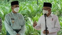 Wapres Maruf Amin memberi sambutan dalam acara santripreneur berbasis sawit di Pondok Pesantren Teknologi, Riau, Kamis (25/8). Ia merasa sangat bangga atas kolaborasi yang dilakukan dalam menyukseskan program santripreneur berbasis kelapa sawit oleh asosiasi petani, pemerintah daerah dan perusahaan kelapa sawit.