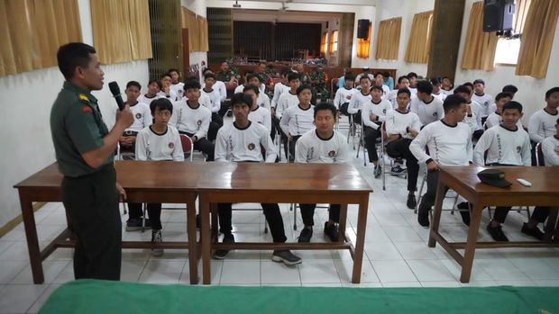 Santri Ponpes Al Mukmin Ngruki, Sukoharjo mengikuti materi wawasan kebangsaan dari Kodim Sukoharjo.