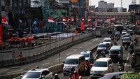 Sementara itu, Menteri Perhubungan Budi Karya Sumadi mengatakan pihaknya sedang meminta timnya untuk mengevaluasi pembengkakan biaya proyek MRT Jakarta tersebut. Dia menyebut akan mengusahakan agar tidak perlu sampai ada pinjaman tambahan.