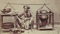  Ini foto penjual soto yang ada di tahun 1870. Disajikan dengan pikulan dari bambu, dan kendi. Soto ini terlihat klasik. Foto: Pool/Site