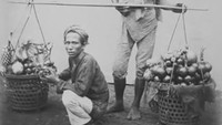 Bukan beli di supermarket, aneka buah-buahan segar yang dipikul keliling ini, jadi tempat warga jaman dulu untuk membeli buah. Foto: Pool/Site