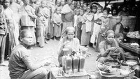 Minum jamu di pasar tradisional sambil membeli makanan yang lain, jadi aktivitas warga di jaman kolonial. Foto: Pool/Site