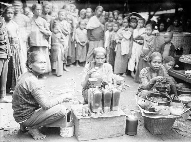 10 Penjual Makanan di Era Kolonial yang Pakai Alat Tradisional Sederhana
