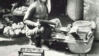 Cantiknya penjual sate khas Madura yang satu ini. Foto ini diambil sekitar tahun 1937, di salah satu pasar tradisional. Foto: Pool/Site