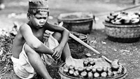 Dulu anak-anak sudah membantu orangtuanya untuk berjualan sayuran hingga buah. Mereka akan memikul jualan dengan wadah dari anyaman. Foto: Pool/Site
