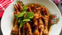 Ide olahan bumbu kecap lain adalah ceker ayam bumbu kecap bawang. Bumbunya ada jahe, bawang bombai, dan pelengkap jamur shitake. Resep lengkapnya bisa kamu lihat di sini. Foto: iStock 