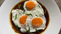 Meski simpel, hidangan ini selalu jadi incaran. Telur digoreng ceplok lalu ditambahkan saus kecap dan bawang bombai yang wangi. Jodoh paling pasnya, nasi hangat! Bikin yuk pakai resep ini. Foto: detikfood