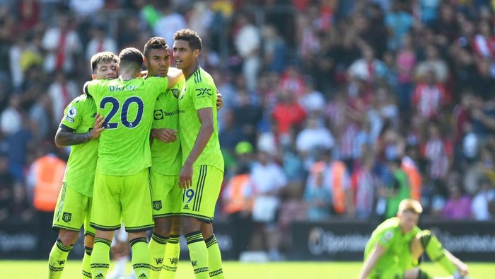 SOUTHAMPTON, ENGLAND - AUGUST 27: Lisandro Martinez, Diogo Dalot, Casemiro and Raphael Varane of Manchester United celebrate after their sides victory during the Premier League match between Southampton FC and Manchester United at Friends Provident St. Marys Stadium on August 27, 2022 in Southampton, England. (Photo by Mike Hewitt/Getty Images)
