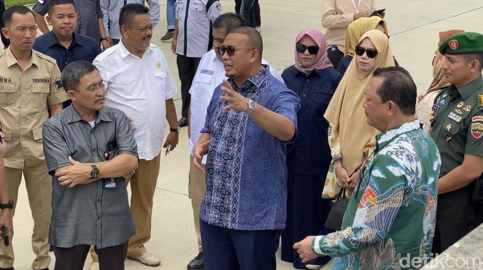 Anggota DPR RI Andre Rosiade saat meresmikan pembangunan Tol Padang-Sicincin.