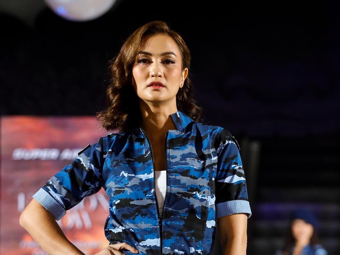 Atiqah Hasiholan Jadi Pramugari Super Air Jet
