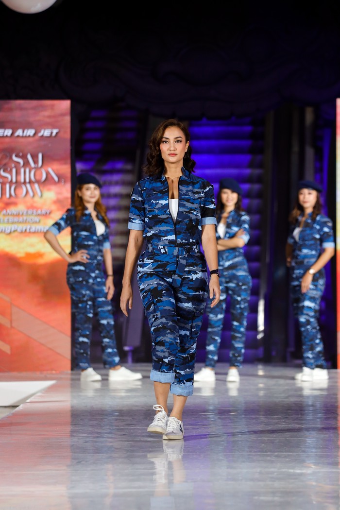 Atiqah Hasiholan Jadi Pramugari Super Air Jet Atiqah Hasiholan Jadi Pramugari Super Air Jet