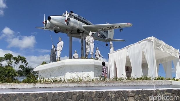 Avro Anson, pesawat pertama Indonesia yang dibeli dari patungan masyarakat Minangkabau.