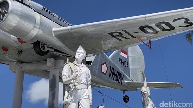 Avro Anson, pesawat pertama Indonesia yang dibeli dari patungan masyarakat Minangkabau.