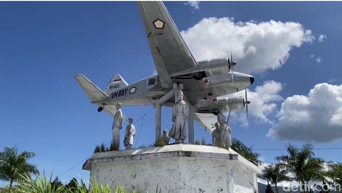 Avro Anson, pesawat pertama Indonesia yang dibeli dari patungan masyarakat Minangkabau.