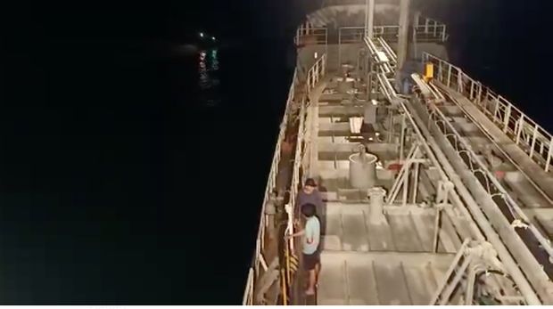 Bakamla RI melalui unsur KN Marore-322 berhasil mengamankan kapal Motor Tanker (MT) Blue Star 08 berbendera Equator Guinea yang diduga menyelundupkan bahan bakar minyak ilegal jenis High Speed Diesel (HSD) di perairan Sekuang Batam, Jumat malam (26/8/2022). (Tangkapan layar video via Humas Bakamla RI)