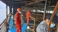 Untungnya, lebih dari 80 penumpang dan awak kapal feri itu berhasil diselamatkan. 