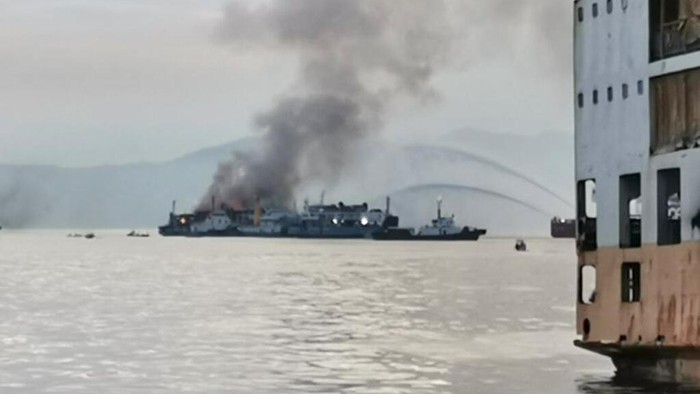 Begini Kondisi Kapal Feri Filipina Usai Terbakar Hebat Sebuah kapal feri antarpulau dilanda kebakaran hebat saat berlayar mendekati pelabuhan di Manila bagian selatan, Filipina. Begini kondisi kapal usai terbakar.