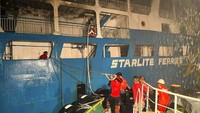 Sebagian badan kapal tampak menghitam akibat kebakaran.
