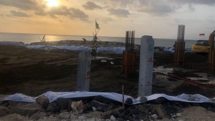 Blokade revetmen tengah dilakukan dalam proyek penataan Pantai Samigita.