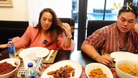 Untuk memudahkan penyajian makanan, dapur Ivan Gunawan ternyata langsung terhubung dengan area ruang makan. Bagian pintu dapur bahkan langsung menghadap ke meja makannya yang memiliki pemandangan kolam renang. Foto: YouTube/Maharani Kemala