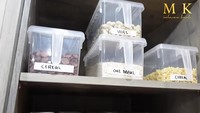 Berbagai bahan makanan kering seperti serela, kacang-kacangan hingga oatmeal juga disimpan dengan rapi. Wadah makanan kedap udara tampak tersusun di lemari dapurnya bagian paling atas. Foto: YouTube/Maharani Kemala
