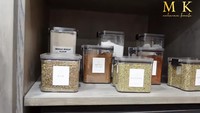 Sedangkan pada sekat lemari dapur paling bawah, Ivan Gunawan menyimpan bahan-bahan kering hingga rempah yang dibutuhkan untuk memasak. Ada basil, tepung gandum, gula merah, ketumbar dan masih banyak lagi. Foto: YouTube/Maharani Kemala