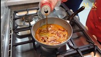 Saat itu, Maharani Kemala dan Ivan Gunawan asyik memasak chicken wings bersama. Salah satu bahan unik yang digunakannya adalah minuman kaleng bersoda. Foto: YouTube/Maharani Kemala