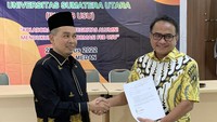 Ketua Ikatan Alumni Fakultas Ekonomi dan Bisnis Universitas Sumatera Utara (IKAFEB USU) terpilih Agus Dwi Handaya (kanan), menerima Surat Keputusan dari Anggota Steering Comittee Musyawarah IKAFEB USU Azizul Nurcholish (tengah) dan Wakil Dekan I FEB USU Amlys Syahputra Silalahi, di Kampus USU, Medan, Sumatera Utara, Sabtu (27/8/2022).