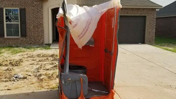 Kotak sampah meleleh. Foto: Reddit via Boredpanda