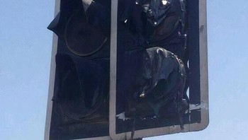 Lampu lalu lintas meleleh. Foto: Reddit via Boredpanda