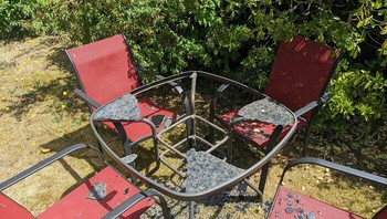 Meja pecah karena panas. Foto: Reddit via Boredpanda