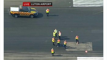 Bandara tutup karena aspal meleleh. Foto: Reddit via Boredpanda