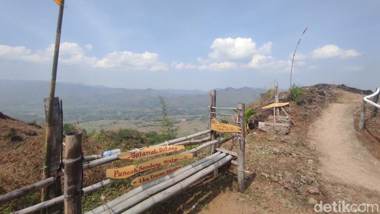 enikmati keindahan alam dari Puncak Kraguman Sendangmulyo Tirtomoyo Wonogiri. Menikmati keindahan alam dari Puncak Kraguman Sendangmulyo Tirtomoyo Wonogiri.