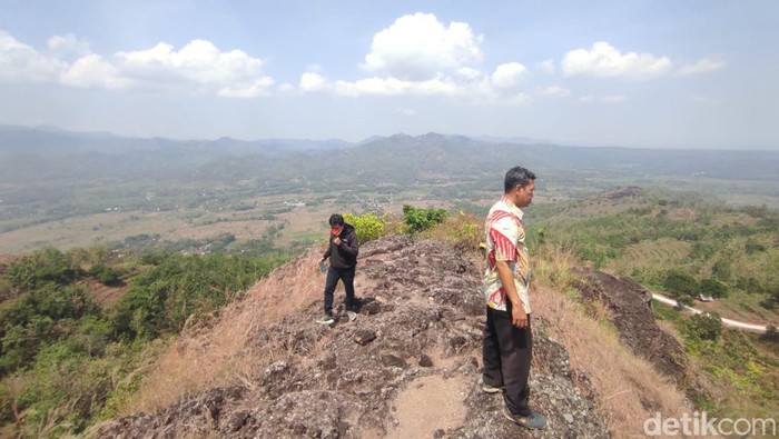 Menikmati keindahan alam dari Puncak Kraguman Sendangmulyo Tirtomoyo Wonogiri.