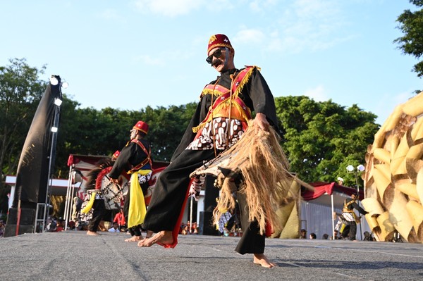 Selama tiga hari dua malam, Jumat (19/8/2-22) – Minggu (21/8/2022) itu dimeriahkan dengan menampilkan berbagai kesenian rakyat dan mendapat sambutan meriah dari ribuan warga. Selama tiga hari dua malam, Jumat (19/8/2-22) – Minggu (21/8/2022) itu dimeriahkan dengan menampilkan berbagai kesenian rakyat dan mendapat sambutan meriah dari ribuan warga.