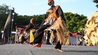 Selama tiga hari dua malam, Jumat (19/8/2-22) – Minggu (21/8/2022) itu dimeriahkan dengan menampilkan berbagai kesenian rakyat dan mendapat sambutan meriah dari ribuan warga.
